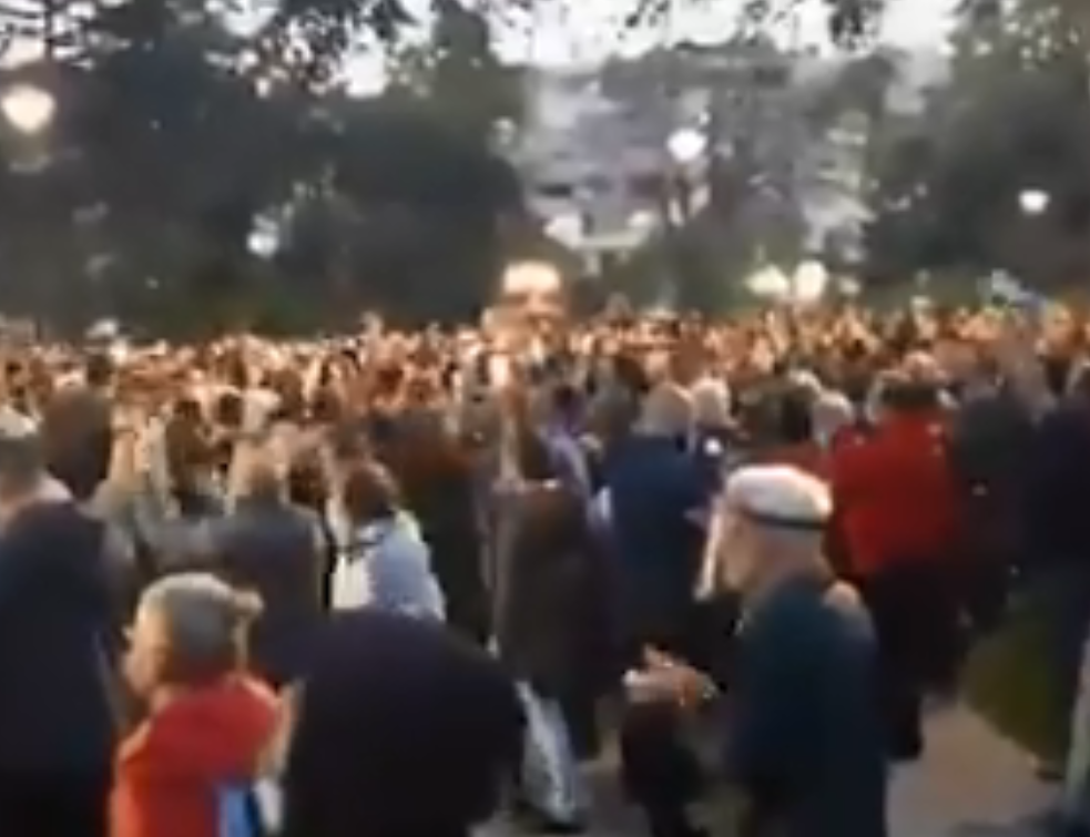 Demonstranti se okupili ispred zgrade Predsedništva (VIDEO)